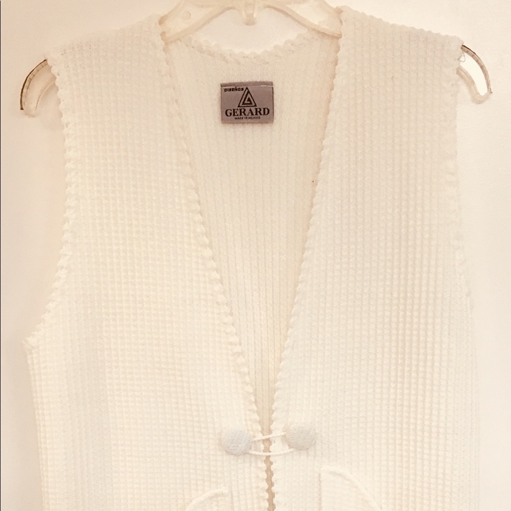 White Sleeveless Knitted Sweater with pockets
